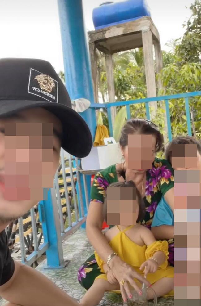 Xót xa cảnh 2 con nhỏ mang bánh gato ra mộ chúc mừng sinh nhật mẹ-3