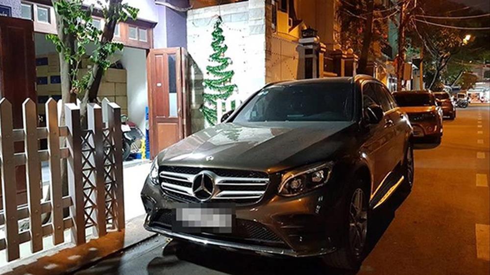 Con gái bị tống cổ vì không đẻ được đích tôn, bố ruột mang xe đến tận cổng rước-2