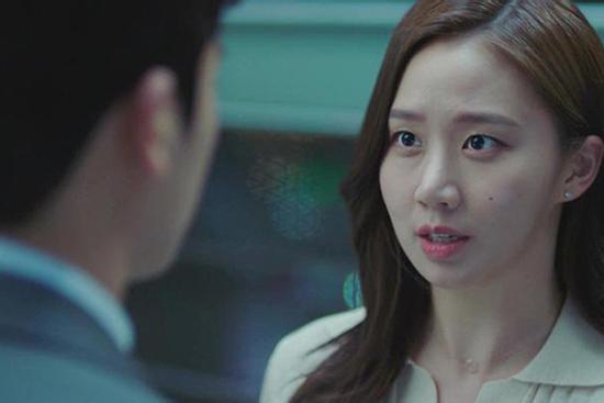 Hùng hổ về khoe mình được thăng chức, tôi điếng người vì người phụ nữ ngồi trong