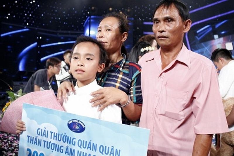 Cậu bé đen nhẻm nhà nghèo lột xác thế nào sau khi thành con nuôi Phi Nhung?-2