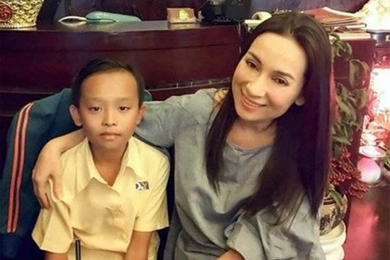 Cậu bé đen nhẻm nhà nghèo 'lột xác' thế nào sau khi thành con nuôi Phi Nhung?