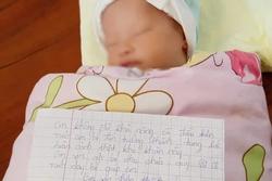 Bé sơ sinh bị bỏ rơi nằm khóc ngoài đường lúc rạng sáng kèm bức thư nhắn gửi của người mẹ