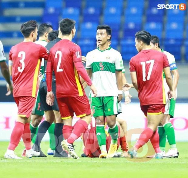 Tuấn Anh bị phạm lỗi thô bạo, Đỗ Duy Mạnh xông tới bóp cổ cầu thủ Indonesia-5