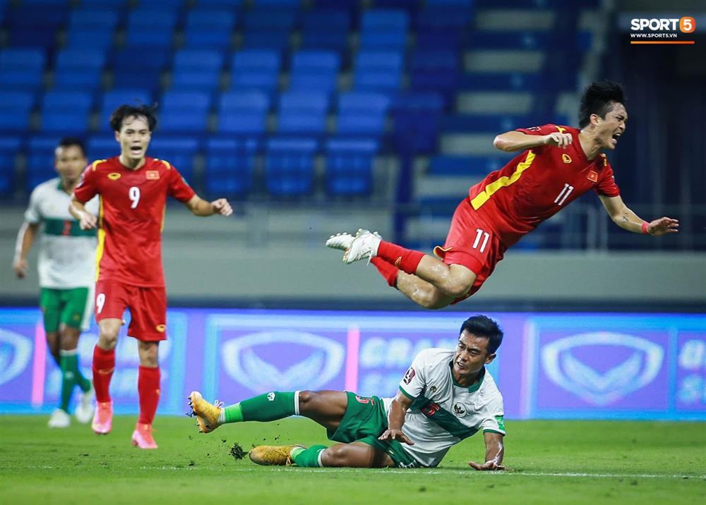 Xót xa tâm sự của bố Nguyễn Tuấn Anh khi nhìn con 5 lần 7 lượt bị đối thủ đốn giò-2