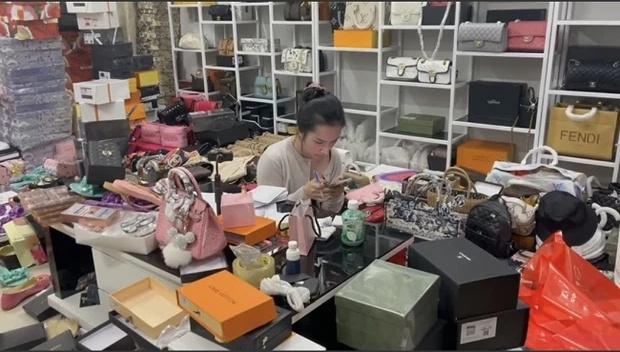 Vợ Lê Dương Bảo Lâm vẫn livestream chốt đơn ầm ầm dù bị cấm bán hàng-1