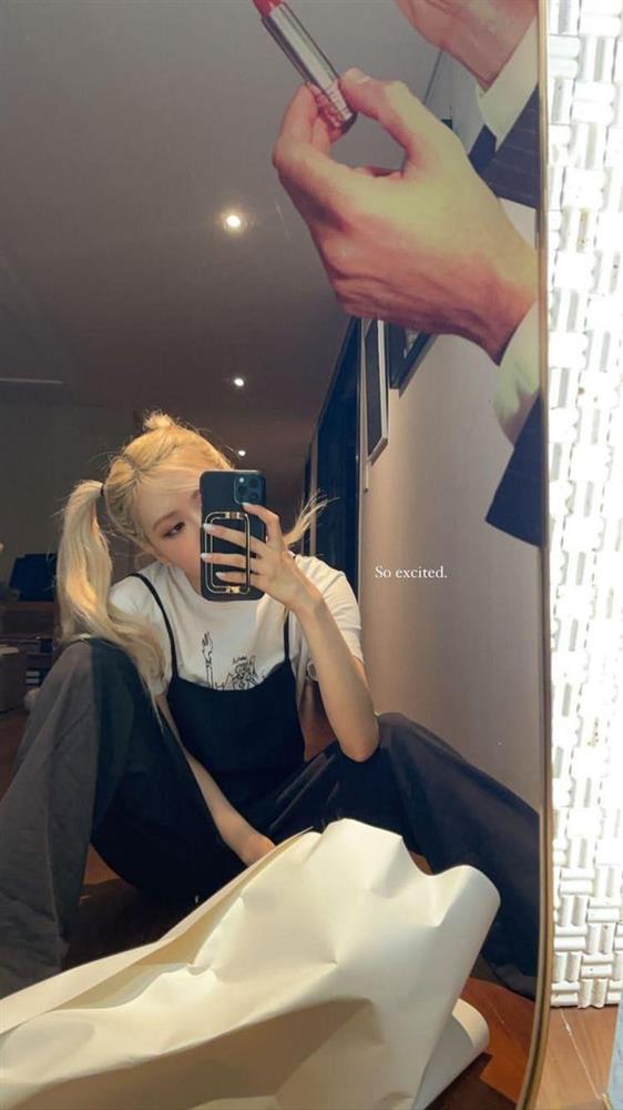 Sao nữ ngồi thế này bị chê kém duyên nhưng Rosé ngồi vô tư mà chẳng ai nói gì?-1