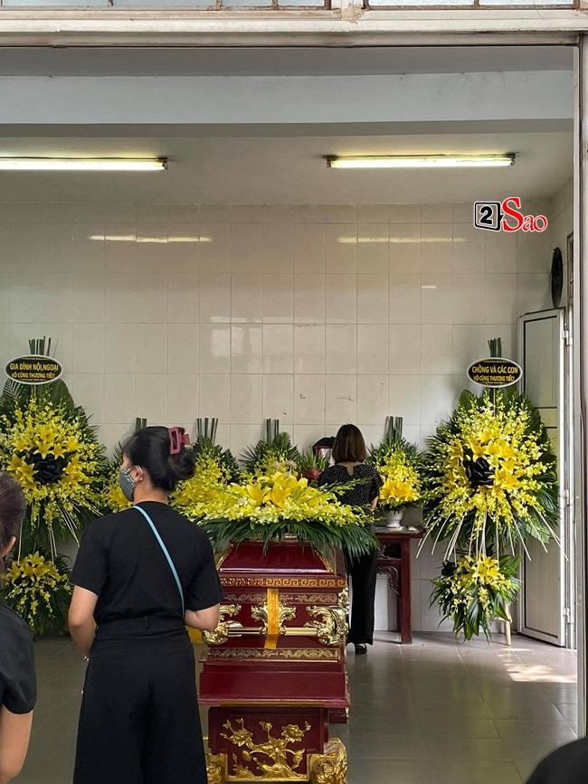 Con trai hoa hậu Thu Thủy ôm di ảnh mẹ trước giờ tang lễ-3