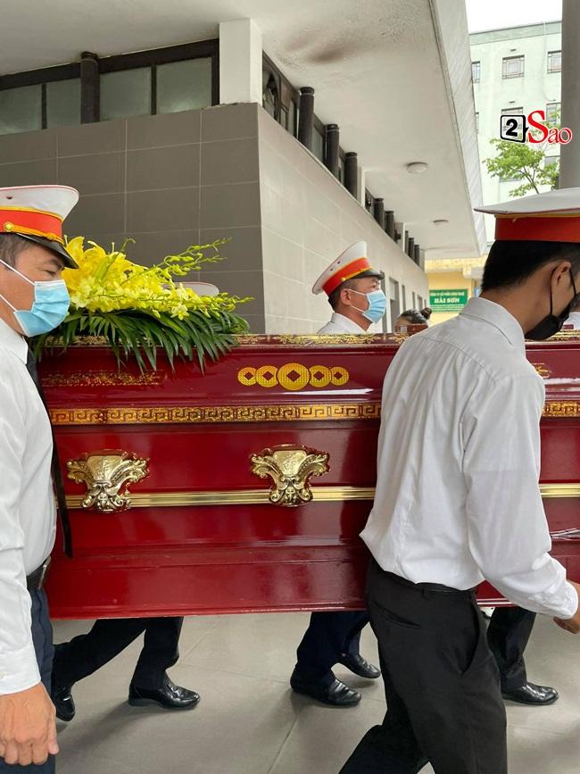 Con trai hoa hậu Thu Thủy ôm di ảnh mẹ trước giờ tang lễ-4