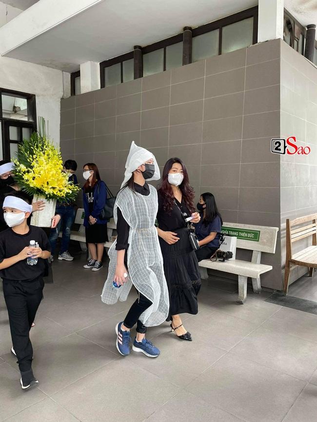 Con trai hoa hậu Thu Thủy ôm di ảnh mẹ trước giờ tang lễ-8