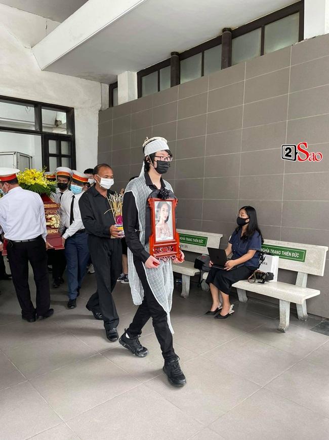 Con trai hoa hậu Thu Thủy ôm di ảnh mẹ trước giờ tang lễ-7