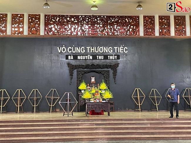 Con trai hoa hậu Thu Thủy ôm di ảnh mẹ trước giờ tang lễ-9