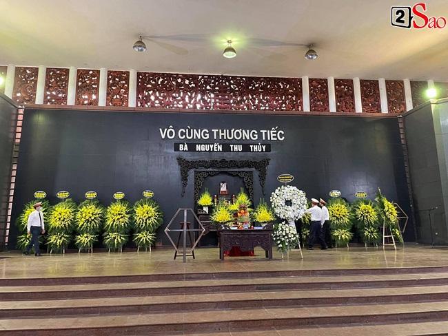 Con trai hoa hậu Thu Thủy ôm di ảnh mẹ trước giờ tang lễ-10