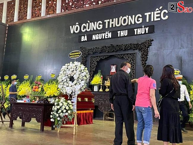 Con trai hoa hậu Thu Thủy ôm di ảnh mẹ trước giờ tang lễ-11