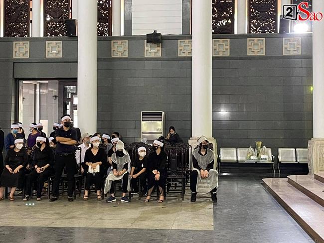 Con trai hoa hậu Thu Thủy ôm di ảnh mẹ trước giờ tang lễ-12