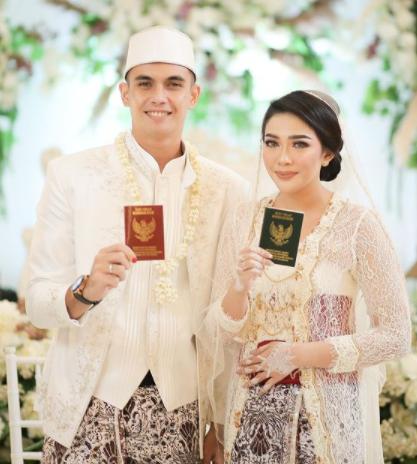 Thủ môn Indonesia nhặt bóng 4 lần cho tuyển Việt Nam: Điển trai, body mlem nhưng đã có vợ-12