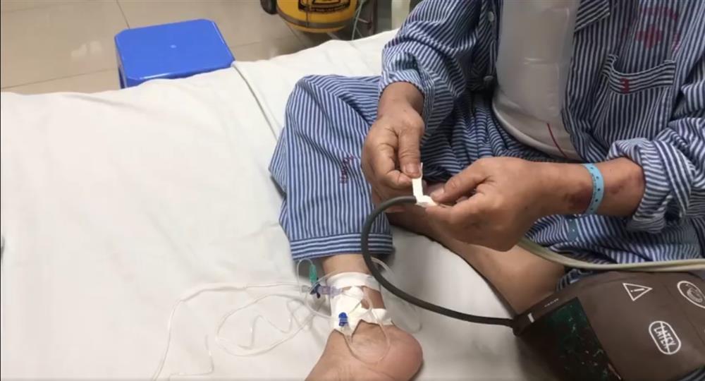 Giang Còi lạc quan dù bệnh nặng, phải lấy ven chân vì tay sưng to bầm tím-4