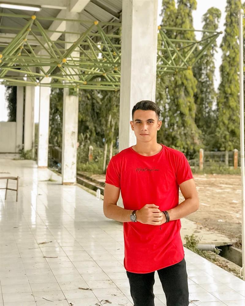 Thủ môn Indonesia nhặt bóng 4 lần cho tuyển Việt Nam: Điển trai, body mlem nhưng đã có vợ-8