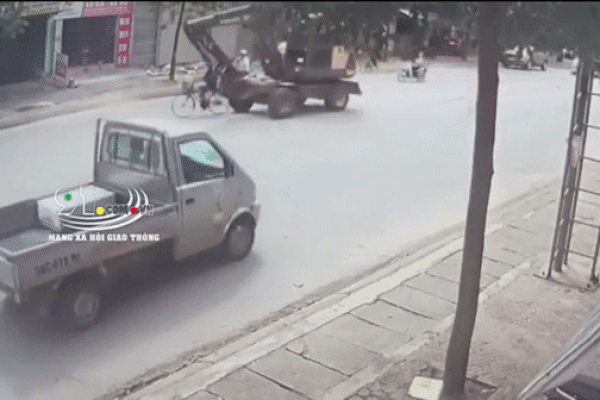 Lơ là vài giây, mẹ trẻ khóc thét khi thấy con bị ô tô cán qua người-1
