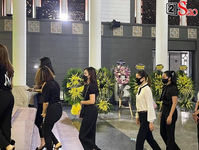 Minh Tiệp khóc, Đỗ Mỹ Linh lặng người trong tang lễ hoa hậu Thu Thủy-12