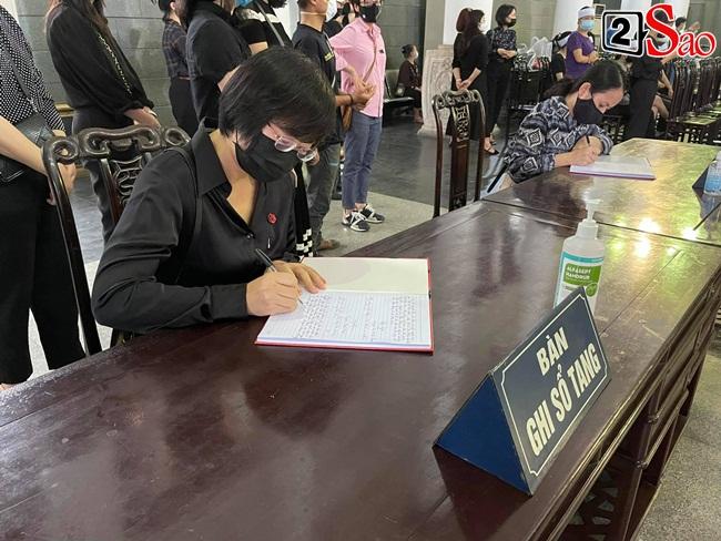 Minh Tiệp khóc, Đỗ Mỹ Linh lặng người trong tang lễ hoa hậu Thu Thủy-5