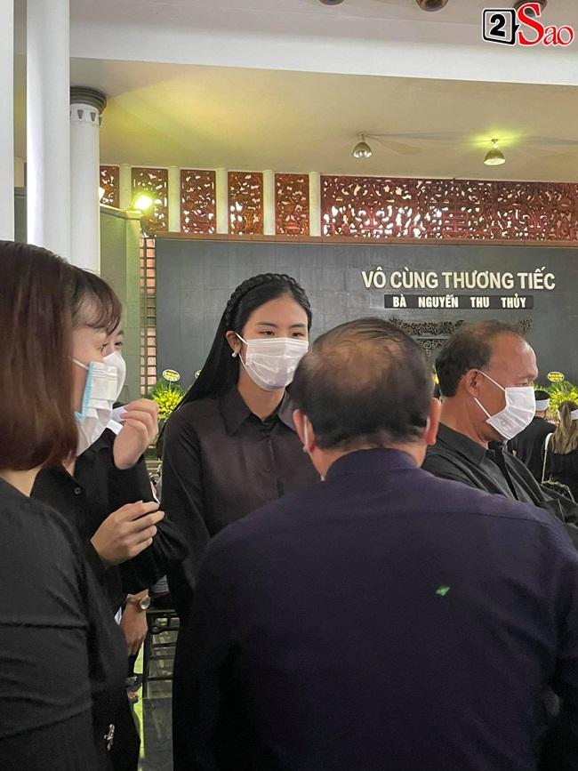 Minh Tiệp khóc, Đỗ Mỹ Linh lặng người trong tang lễ hoa hậu Thu Thủy-21