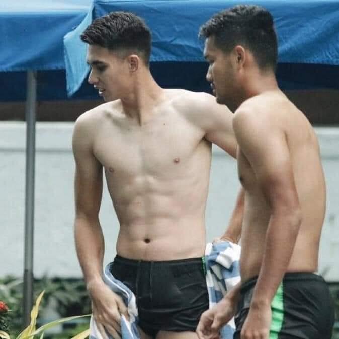 Thủ môn Indonesia nhặt bóng 4 lần cho tuyển Việt Nam: Điển trai, body mlem nhưng đã có vợ-6