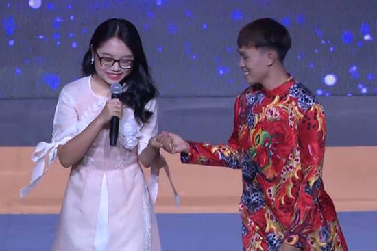 Clip Hồ Văn Cường - Phương Mỹ Chi 'nhập vai' vợ chồng do Trường Giang 'đẩy thuyền'