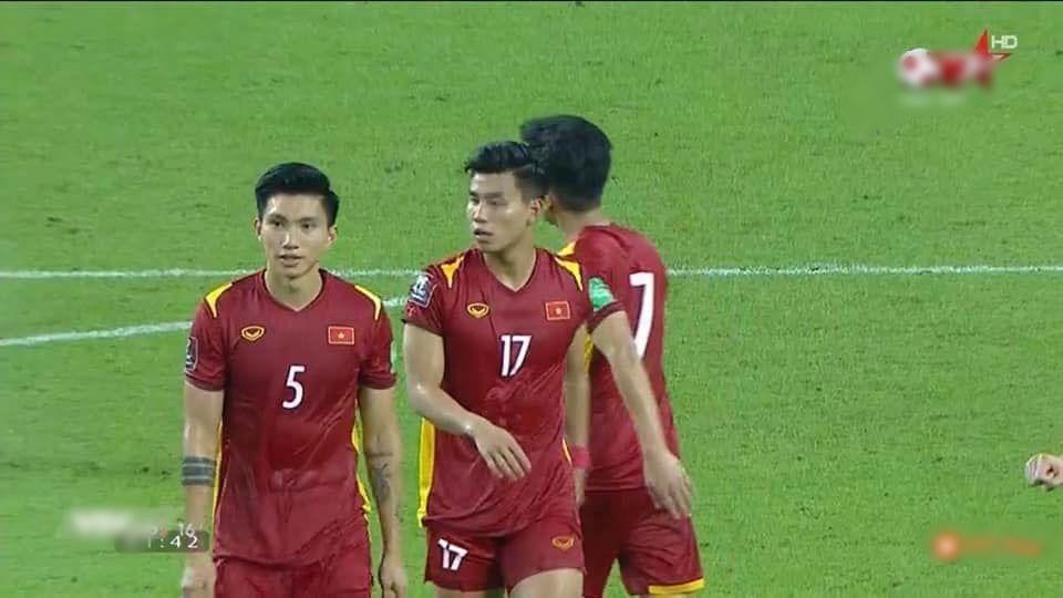 Khoảnh khắc viral: Bóng vào lưới còn body mlem của Đoàn Văn Hậu u mê fans girl-5