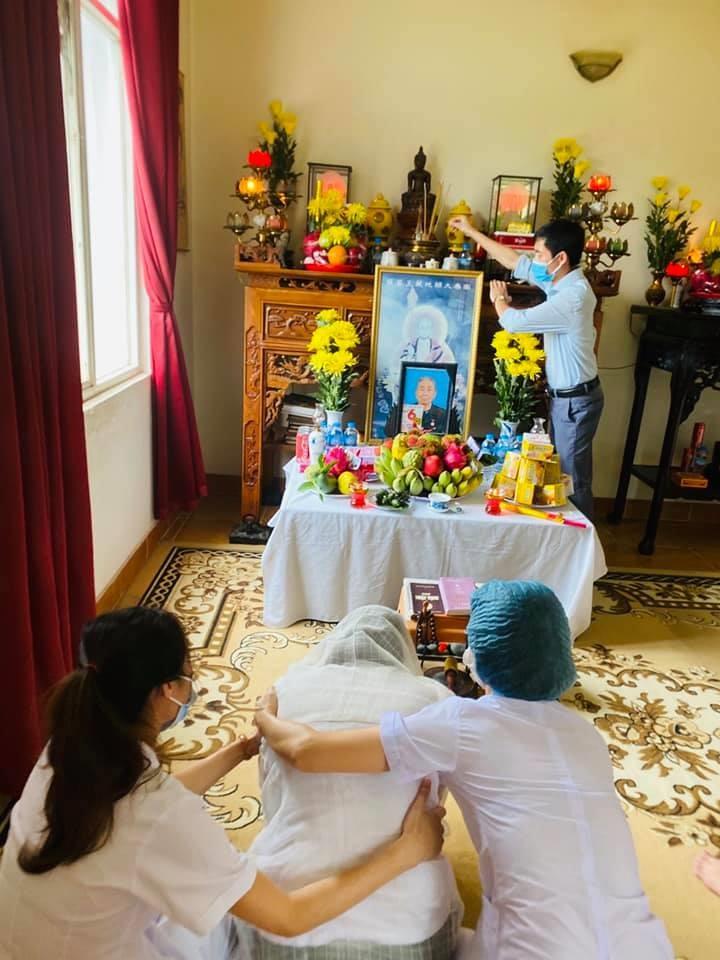 Nữ điều dưỡng bái vọng vì không thể chịu tang: Mong hết cách ly về ôm mộ bố-2