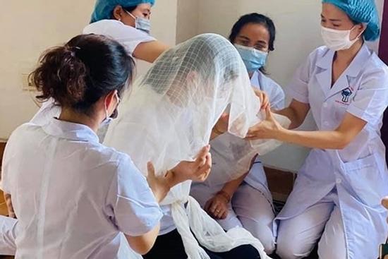 Nữ điều dưỡng bái vọng vì không thể chịu tang: 'Mong hết cách ly về ôm mộ bố'