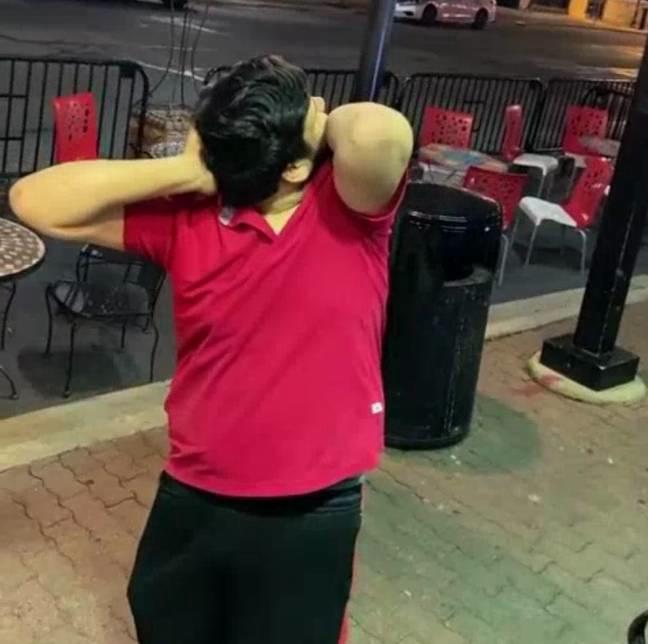 Lạnh gáy khoảnh khắc người đàn ông dùng tay vặn ngược đầu 180 độ-1