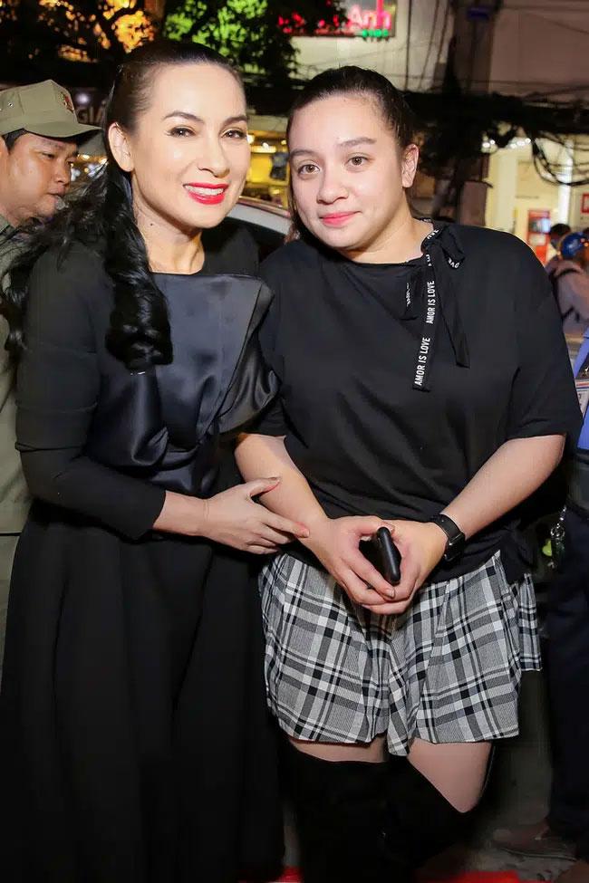 Choáng mức học phí đại học và thu nhập của con gái Phi Nhung ở Mỹ-1