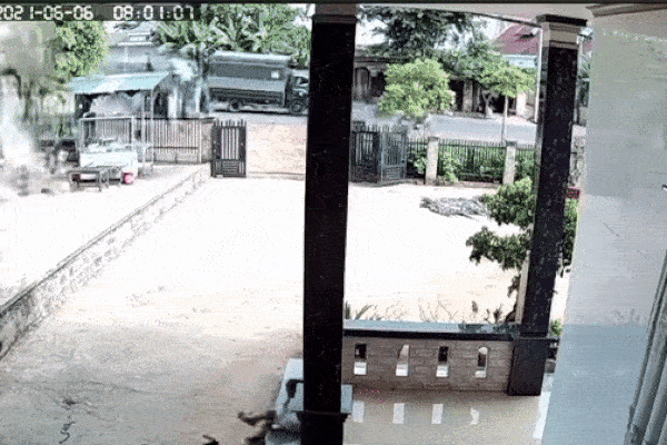 Clip: Chạy xe máy đối đầu ô tô tải, người đàn ông bị treo trên cần gạt nước-2