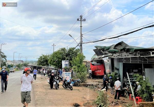 Clip: Rùng mình giây phút xe tải đâm xe khách, lao vào nhà dân làm 7 người thương vong-1