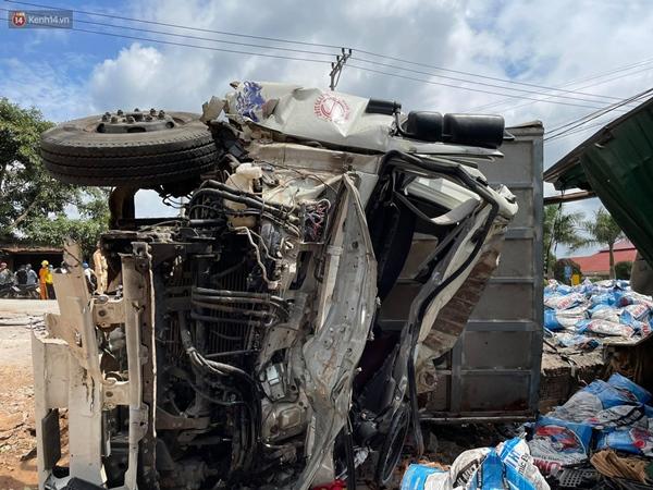 Clip: Rùng mình giây phút xe tải đâm xe khách, lao vào nhà dân làm 7 người thương vong-3