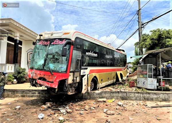 Clip: Rùng mình giây phút xe tải đâm xe khách, lao vào nhà dân làm 7 người thương vong-4