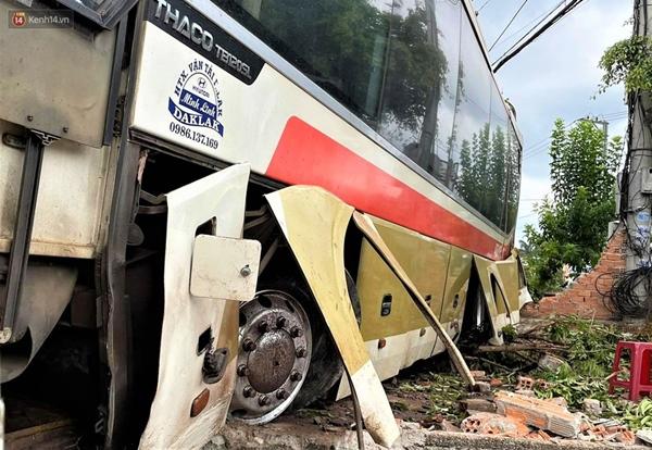 Clip: Rùng mình giây phút xe tải đâm xe khách, lao vào nhà dân làm 7 người thương vong-5
