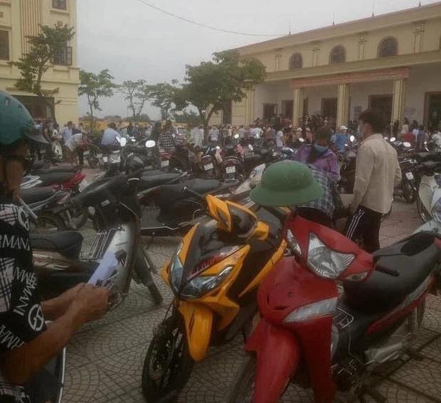 Bắc Giang: Người dân tiêm vaccine tụ tập đông như đi hội, huyện chỉ đạo chấn chỉnh-1