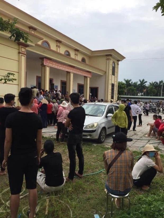 Bắc Giang: Người dân tiêm vaccine tụ tập đông như đi hội, huyện chỉ đạo chấn chỉnh-2