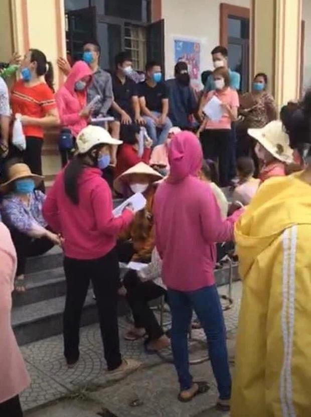 Bắc Giang: Người dân tiêm vaccine tụ tập đông như đi hội, huyện chỉ đạo chấn chỉnh-3