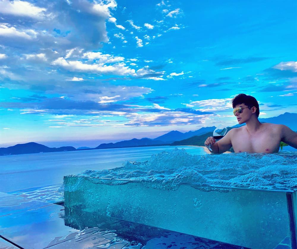 Mặc kệ drama, Nathan Lee diện quần không che nổi vòng 3 cháy mắt-5