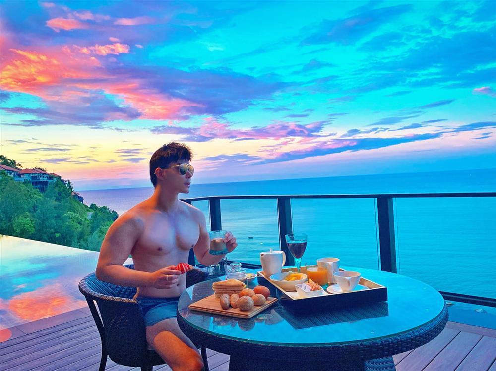 Mặc kệ drama, Nathan Lee diện quần không che nổi vòng 3 cháy mắt-3