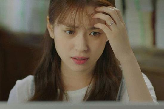 Ngủ gật cạnh đống quần áo bừa bộn, tôi bị mẹ chồng 'tặng' cho một cú tát trời giáng