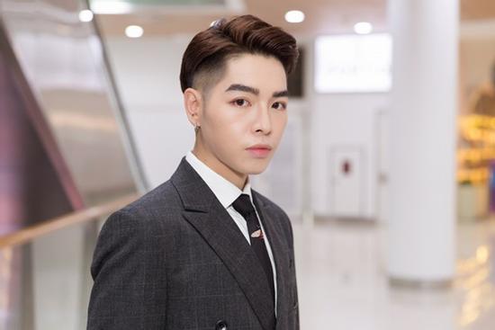 Đức Phúc 'bắn' tiếng Anh như gió và hát live cực ngọt trên sóng truyền hình Hàn Quốc