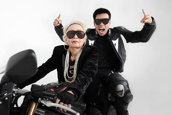Wowy bị lu mờ khi cưỡi mô tô chụp ảnh cùng bà ngoại 80 tuổi siêu ngầu