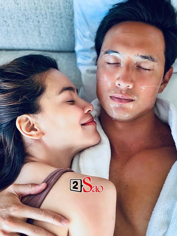 Vợ chồng Hồ Ngọc Hà cũng tranh thủ dành cho nhau những giây phút riêng tư. Họ cùng đắp mặt nạ thư giãn hay Hà Hồ dạy ông xã nói tiếng Việt lưu loát hơn.