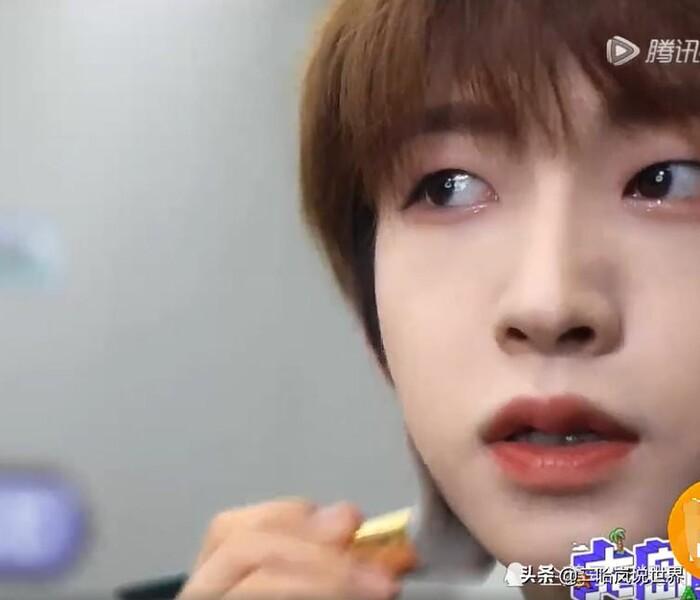 Lưu Vũ: Phiên bản nam của Cúc Tịnh Y, mặt đắp cả ký phấn-10