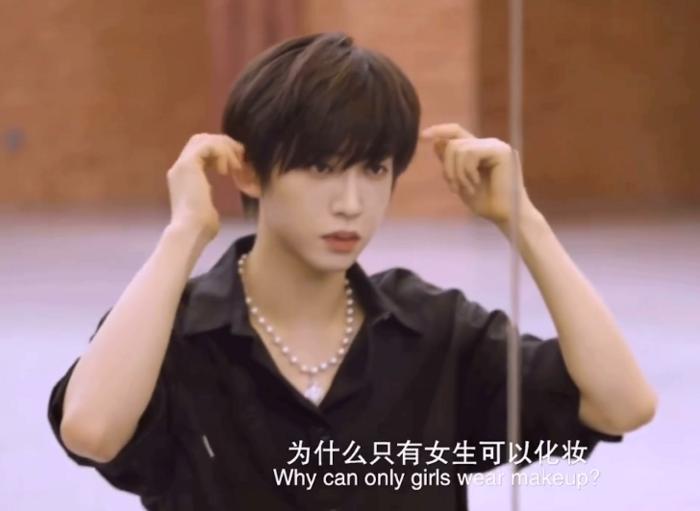 Lưu Vũ: Phiên bản nam của Cúc Tịnh Y, mặt đắp cả ký phấn-14