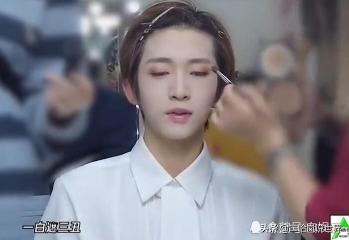 Lưu Vũ: Phiên bản nam của Cúc Tịnh Y, mặt đắp cả ký phấn-3