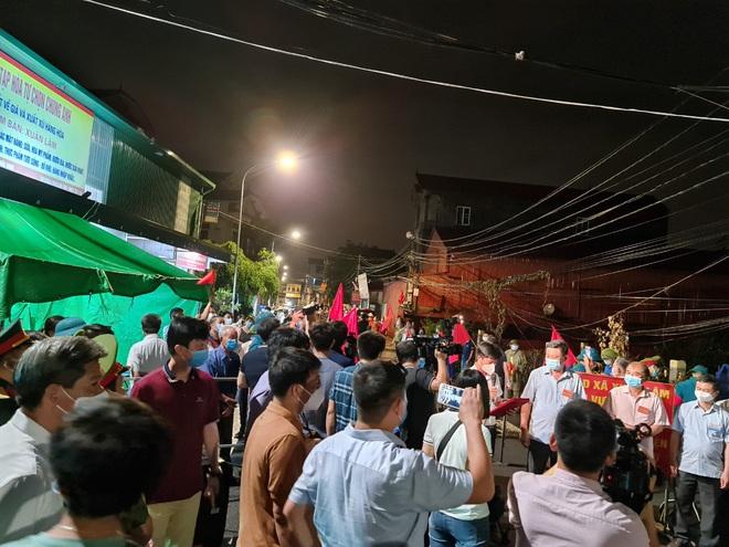 Bắc Ninh: Người dân 3 thôn vẫy cờ hò reo vì được gỡ lệnh cách ly-1